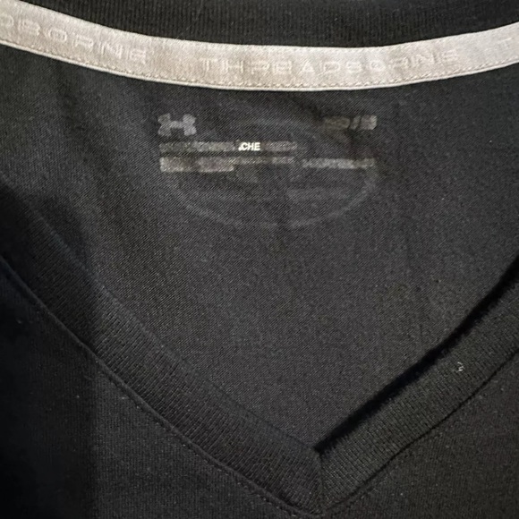 Womenβs Under Armour shirt Black White Logo Fitted Heatgear Short V Neck Large - Picture 3 of 3